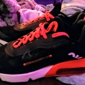 Nike Air Max 2090 Size 9 Black/Duck Camo/Infrared